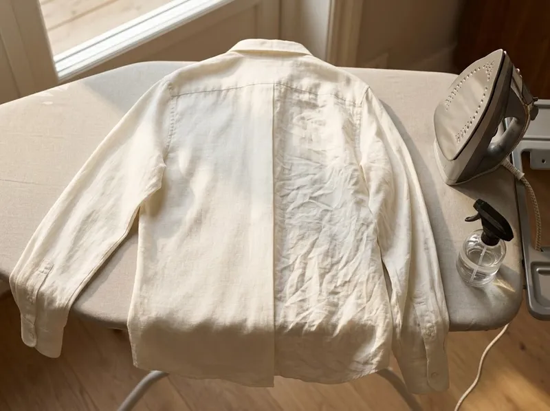 Camisa de linho a ser passada a ferro