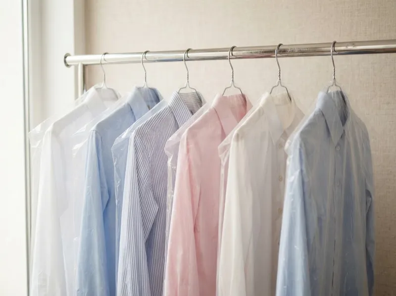 Camisas passadas em cabides com capas transparentes